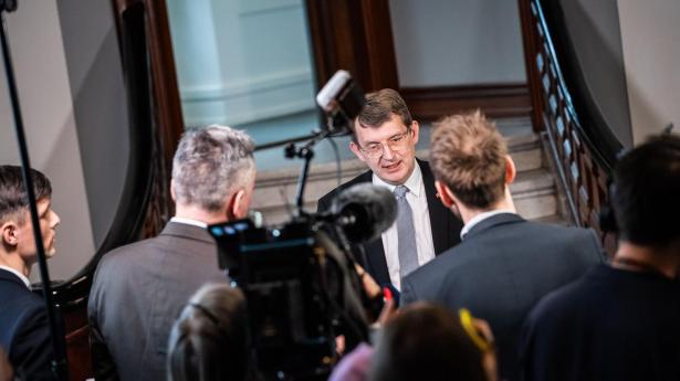 Forsvarsminister Troels Lund Poulsen (S) holder pressemøde i Forsvarsministeriet fredag.