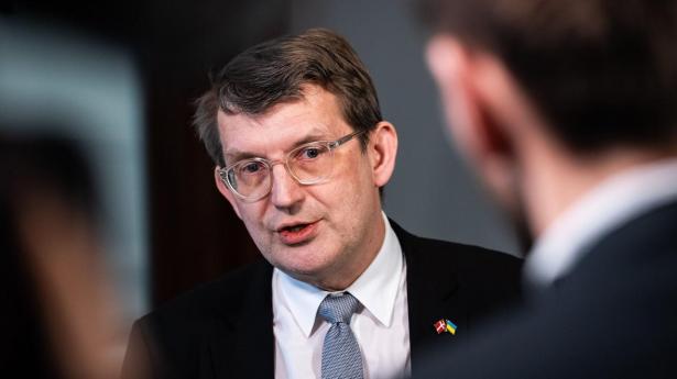 Forsvarsminister Troels Lund Poulsen (V) har fredag præsenteret, hvem der skal fremstille dansk ammunition.