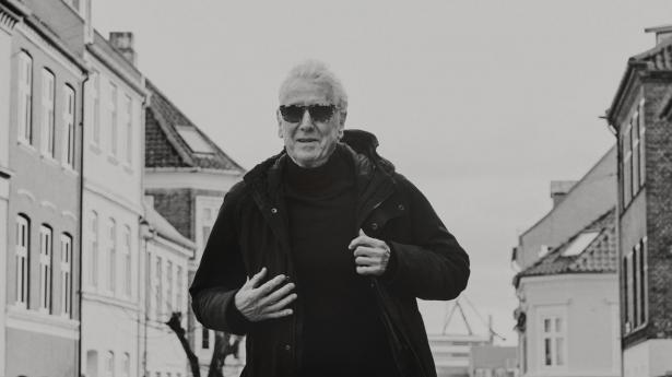 Steffen Brandt i Sjællandsgade i Aarhus, hvor han har boet, siden han var en fattig kunstner med hul i taget og vanddryp i spande. 