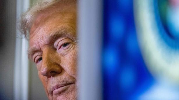 USA’s præsident Donald Trump siger ombord på Air Force One på vej fra Florida til Washington D.C., at Ukraine måske ikke overlever – amerikansk hjælp eller ej