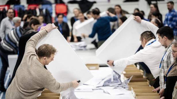 Efter alle stemmerne ved Grønlands valg til Inatsisartut tirsdag var optalt, var der flere kandidater, der havde fået det samme antal personlige stemmer. Derfor skulle der trækkes lod om de sidste to pladser i parlamentet.