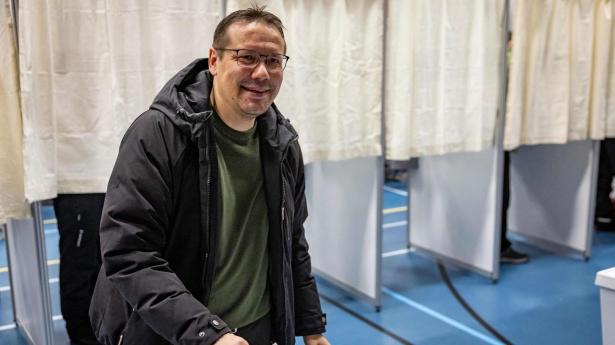 Siumut-formand Erik Jensen afgav tirsdag sin stemme i Nuuk ved valget til det grønlandske parlament.