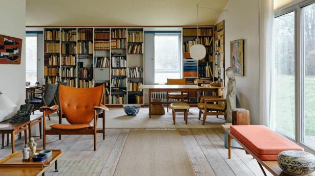 Finn Juhl viste Høvdingestolen på Snedkerlaugets møbeludstilling i 1949. I hans egen stue fik den plads lige ved pejsen. Det siges, at både Kong Frederik 9. og Jens Otto Krag har siddet i den og at det muligvis er deraf, stolen har fået sit navn.