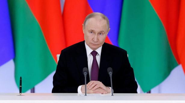 Putin kommenterer for første gang på forslaget om våbenhvile ved en pressekonference med Belarus’ præsident, Alexander Lukasjenko.