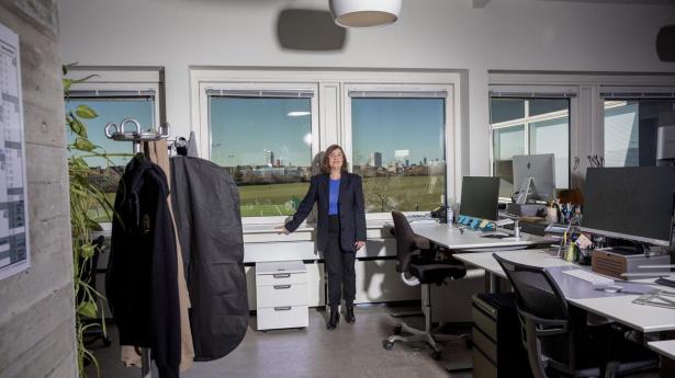 Tina Christensen, adm. direktør i Metronome Productions, mener, adfærdsdesign har været en vigtig del af implementeringen af firedages arbejdsuge. Der er fysiske skilte på gangene og en speak i højttalerne, der minder medarbejderne om den fælles fokustid.