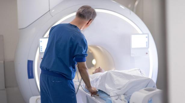 Mand bliver scannet i MR-skanner på et hospital.
