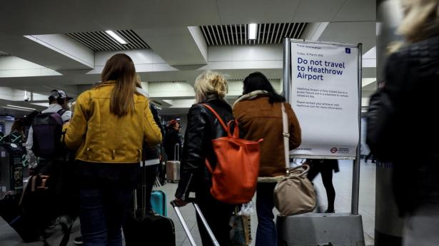 Reuters har tidligere skrevet, at der var 1351 planlagte flyvninger til og fra Heathrow fredag. Op mod 291.000 passagerer skulle have været gennem lufthavnen