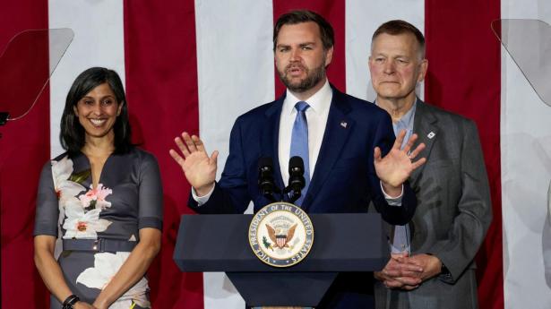 Vicepræsidentens hustru Usha Vance er her med på scenen, mens hendes mand J.D. Vance holder tale i byen Bay City, Michigan den 14. marts. 