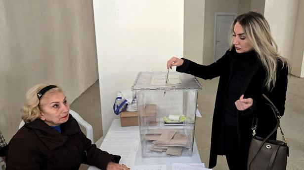 Dilek Kaya Imamoglu afgiver sin symbolske stemme til sin fængslede mand, Istanbuls borgmester Ekrem Imamoglu, som anses for at være primær modkandidat til Tyrkiets præsident, Recep Tayyip Erdogan.