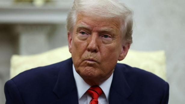 “I kredsen omkring Donald Trump taler man om, at landet betaler en høj pris for at være verdens reservevaluta,” skriver Teis Knuthsen. 