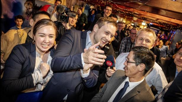 Formand for Demokraatit, Jens-Frederik Nielsen og Nivi Olsen (tv), under valgfest hos Demokraatit ved café Killut i Nuuk, tirsdag den 11. marts 2025.