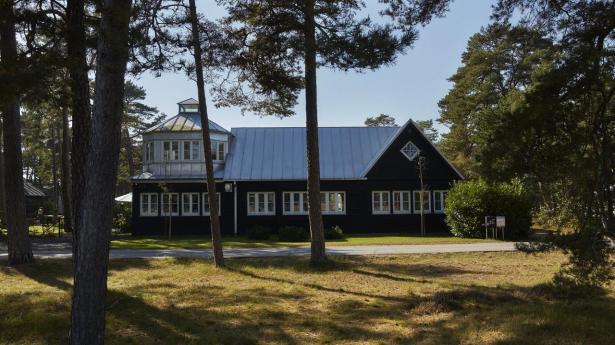Huset ligger som nabo til Falsterbokanalen, hvor både sejler forbi og lægger til. I sommeren 2024 fik huset sin sorte farve. Familien flyttede den gamle vognport, der i sin tid sad i det firlængede hus, således at boligen i dag hænger sammen hele vejen rundt, og har ladet den fungere som indgangsparti i deres redskabsskur. En ny kvist er monteret for at få plads til en trappe til førstesalen, som er under renovering. 