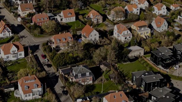 Der er kommet flere til salg-skilte i hele landet. Kun lejlighedsmarkedet i Hovedstadsområdet er stadig presset.