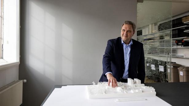 Søren Mølbak er adm. direktør og partner i PLH Arkitekter, der nu bliver solgt til Axcel-ejet firma. Tegnestuen står bag flere markante domiciler i Danmark. 