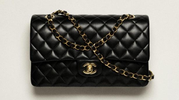 Tasken 2.55 blev skabt af Coco Chanel i 1955. I 1983 opdaterede daværende kreative direktør, Karl Lagerfeld, tasken, som fik navnet 11.12. 