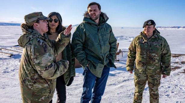 Vicepræsident JD Vance (nummer to fra højre) lytter til Susannah Meyers (til venstre) under vicepræsidentens besøg for to uger siden. Nu er hun fyret. 