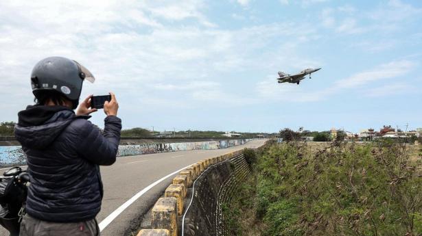 Et Mirage 2000 kampfly lander på Hsinchu Airbase i Hsinchu i begyndelsen af april, hvor Kina igen havde omfattende militære øvelser i luften og havet tæt på Taiwan. 