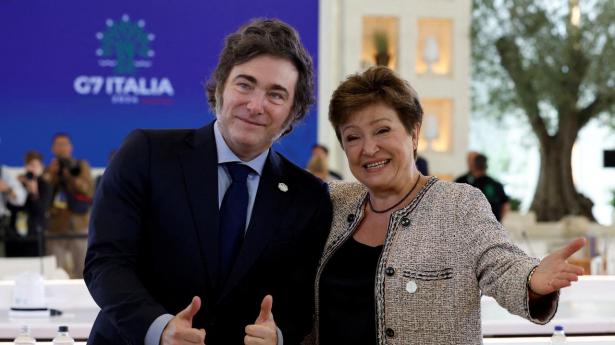 Argentinas præsident, Javier Milei, har sagt, at økonomien vil vokse “som aldrig før”. Her ses han med IMF-chef Kristalina Georgieva