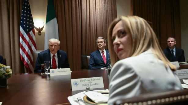 Italiens premierminister, Giorgia Meloni, har torsdag sat sig til bords til et frokostmøde med USA's præsident, Donald Trump. De to højrefløjsledere har et godt forhold til hinanden, og der er håb om, at Meloni kan være med til at sikre bedre vilkår for EU-landene på toldområdet.