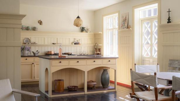 Lampe over bordet af Harald Notini fra 1930. Over anretterøen hænger en mundblæst vintage-lampe fra Sverige. Komfur fra Ilve Nostalgie og armatur fra Devonshire England. Stolene om bordet er Directors Chairs fra Fritz Hansen, og stolen i hjørnet er en Pelagus Lounge fra Fritz Hansen.