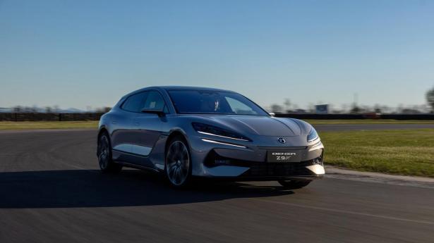 Denza er et nyt dattermærke til verdens største elbilproducent, BYD. Den første model i Danmark bliver en stor femdørs fastback med cirkustricks.