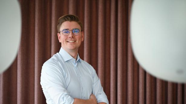 Fynske Banks forretningsudvikler, Christoffer Nielsen, vil gerne være bedre til at nå den enkelte af bankens 45.000 kunder.