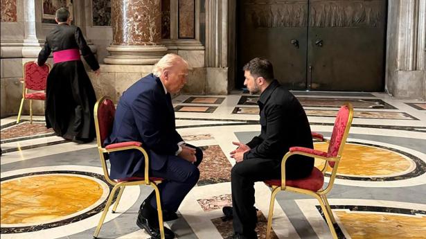 Donald Trump og Volodymyr Zelenskyj mødtes lørdag i Peterskirken i Vatikanet.