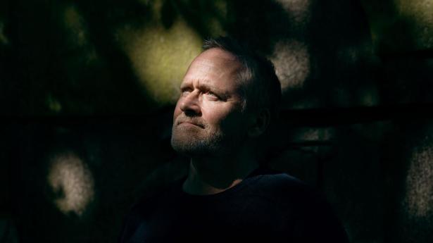 Anders Samuelsen flyttede sidste år til Schweiz, men udgiver nu en ny bog om Danmark.