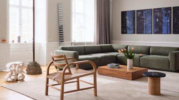 I loftet lampe af Ingo Maurer. Lænestolen Arch fra Mazo Design og sofabord fra New Works. Det lille sidebord er fra Frama, og standerlampen Street af Fos. Den keramiske skammel er af Atelier Madirazza, sofaen fra &Tradition. Spejlværket af Sabine Marcelis og de blå værker af Ugo Rondinone er blandt arvestykkerne fra Pia Limkilde Breslings afdøde ven, galleristen Peter Amby.