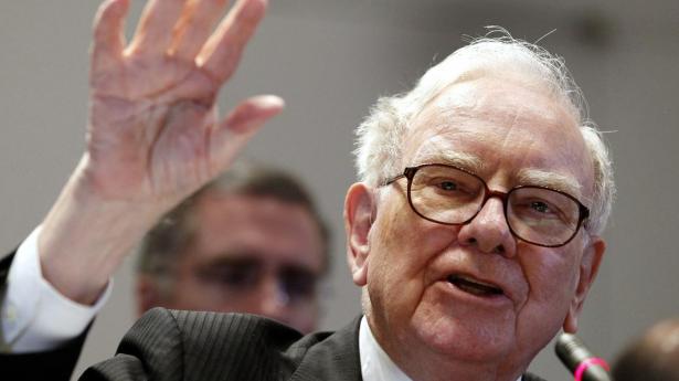 Den legendariske investor Warren Buffett planlægger at træde tilbage som administrerende direktør for det amerikanske holdingselskab Berkshire Hathaway i slutningen af 2025.