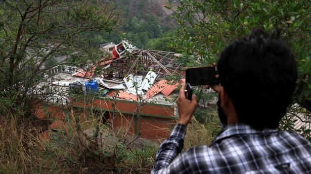 En moské i Muzaffarabad, der ligger i den pakistansk kontrollerede del af Kashmir, blev i nat lokal tid ramt i et indisk angreb. Siden er skudvekslinger brudt ud ved de facto-grænsen i Kashmir.