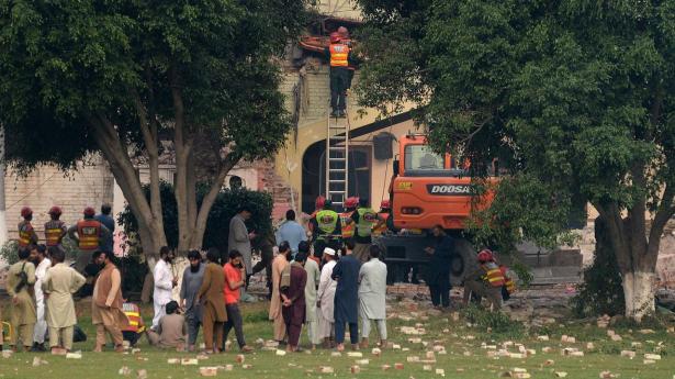 Indien angreb ni steder i Pakistan og det pakistanskkontrollerede område i Kashmir-regionen natten til onsdag. På billedet leder redningsarbejdere efter ofre i murbrokkerne efter indiske angreb i Muridke, ca. 30 kilometer fra Lahore, Pakistans næststørste by, 7. maj 2025. 
