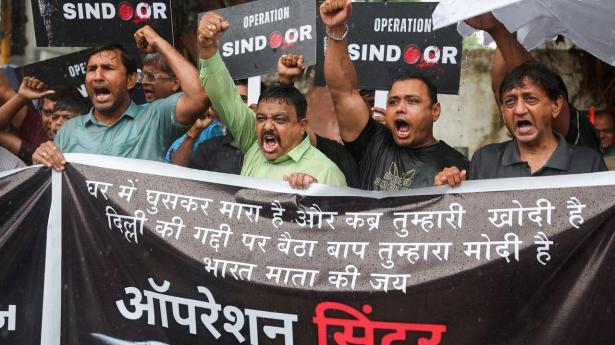 Demonstranter i den indiske by Ahmedabad fejrer angrebene på Pakistan og fyrer op under krigsstemningen med antipakistanske plakater. 