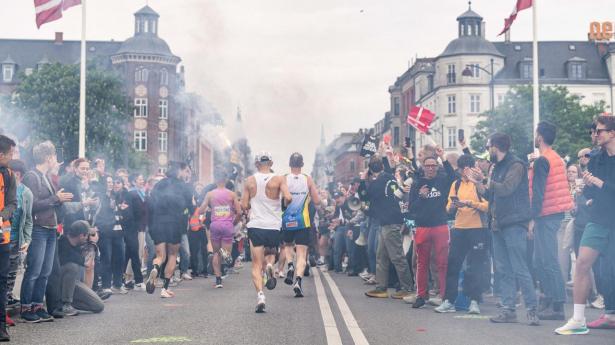 Fest hen over Dronning Louises Bro ved Copenhagen Marathon sidste år. Også i år er der gang i den på netop det punkt på ruten.