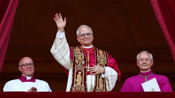 Nyvalgte pave Leo vinker til fremmødte på Peterspladsen i Vatikanet.