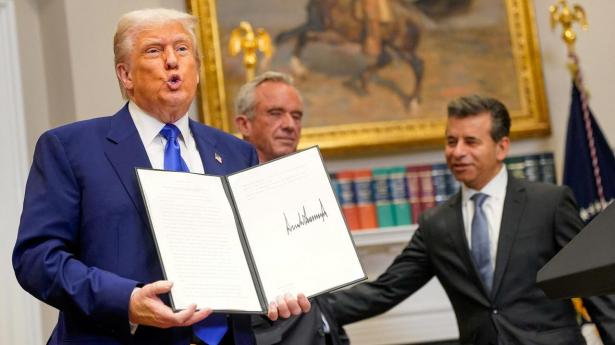 I Det Hvide Hus underskrev Donald Trump mandag et dekret, der sigter mod at sænke priserne på lægemidler i USA.