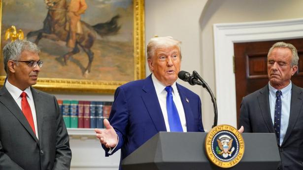 “Medicinpriserne vil falde med mellem 60, 70, 80 eller 90 pct.,” lød det fra den amerikanske præsident, Donald Trump, da han mandag underskrev et dekret, der skal sænke priserne på lægemidler i USA. 