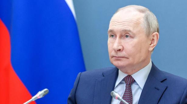 Præsident Vladimir Putin har tirsdag midt på dagen ikke reageret på opfordringen fra præsident Volodymyr Zelenskyj til at mødes på torsdag i Istanbul. Et russisk-ukrainsk fredsmøde hænger derfor i en tynd tråd.