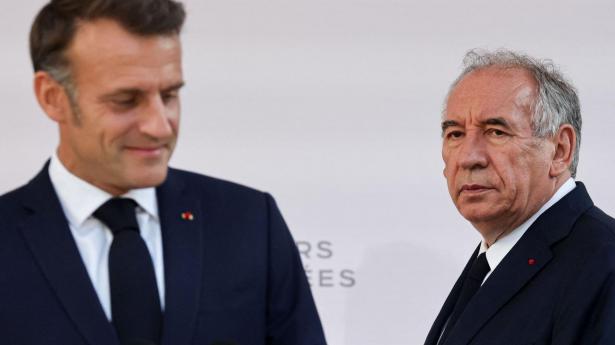 Den franske premierminister er faldet. Nu kigger alle mod Macron