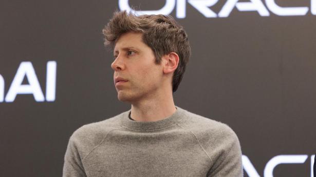 Sam Altman skifter mellem at afvise forbud, advare mod regulering og bruge AGI-fortællingen til at legitimere centralisering af kontrol. Det gør ham til en dygtig strateg, men ikke til et kompas for, hvordan vi bør forstå eller regulere AGI.