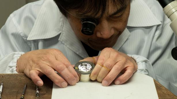 I en anonym industribygning i Japan laver de ure til millioner – under 40 eksemplarer om året