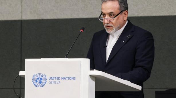 Irans udenrigsminister: Hormuzstrædet genåbnet – olieprisen falder