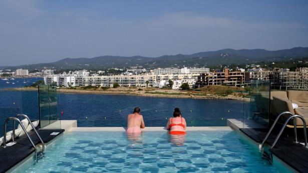 Rejseselskaber kimes ned efter advarsel om brændstofmangel