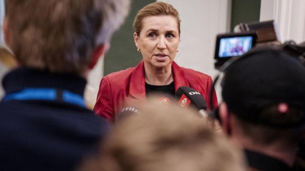 Mette Frederiksen indkalder mandag til nye regeringsforhandlinger
