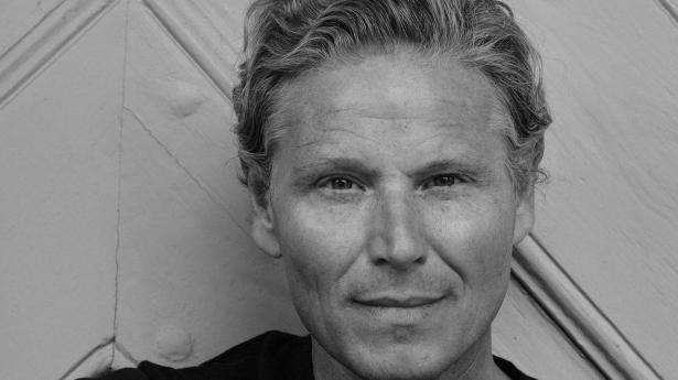 Couturedesigner Jesper Høvring: “Mægleren havde taget røven på os”