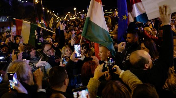 Han levede under dødstrusler i Orbáns Ungarn – nu strømmer jobtilbuddene ind