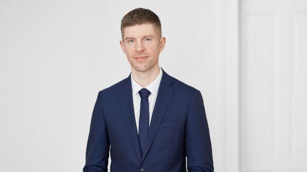 Politisk rådgiverkæmpe vender skuden