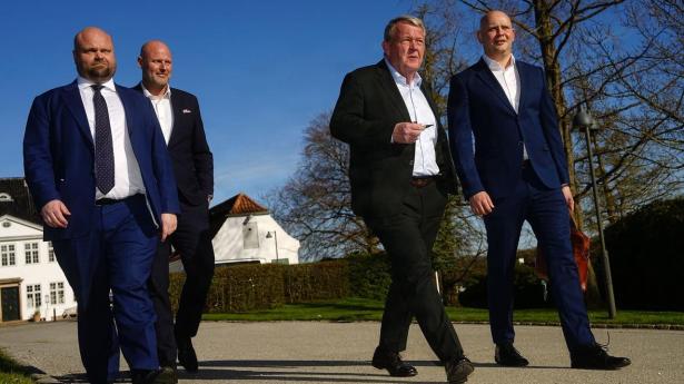 Løkke i forhandlinger: Kræver afklaring på “kæmpe sten i skoen”