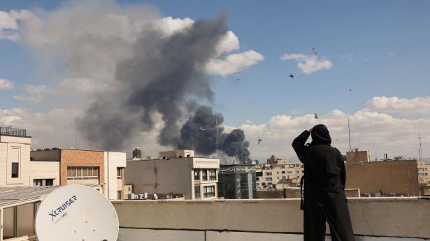 Luftforsvar kan høres over Teheran trods våbenhvile