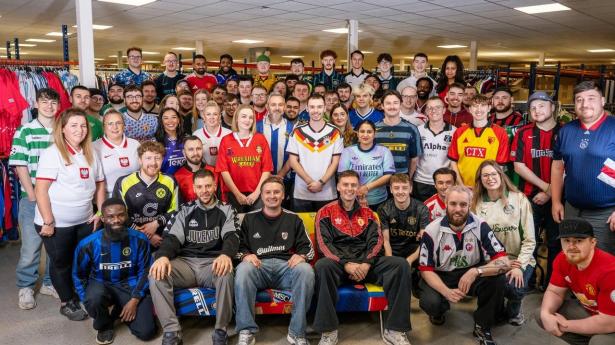 De droppede karrieren for at sælge fodboldtrøjer – nu omsætter de for 340 mio.